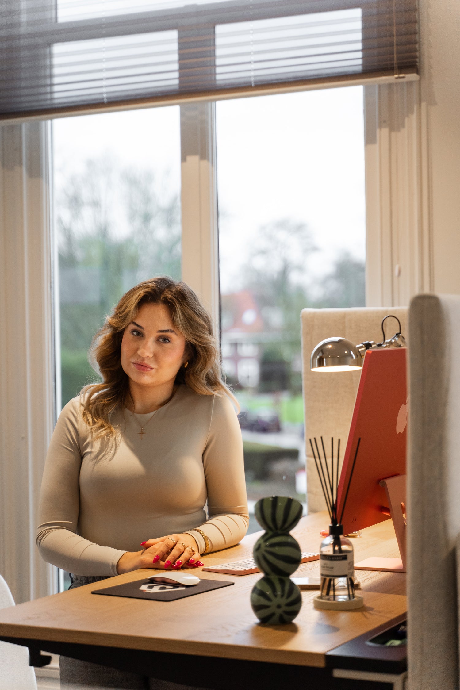 Student zit geconcentreerd aan een bureau met een computer, bezig met haar examenvoorbereiding met behulp van ExamBooks.